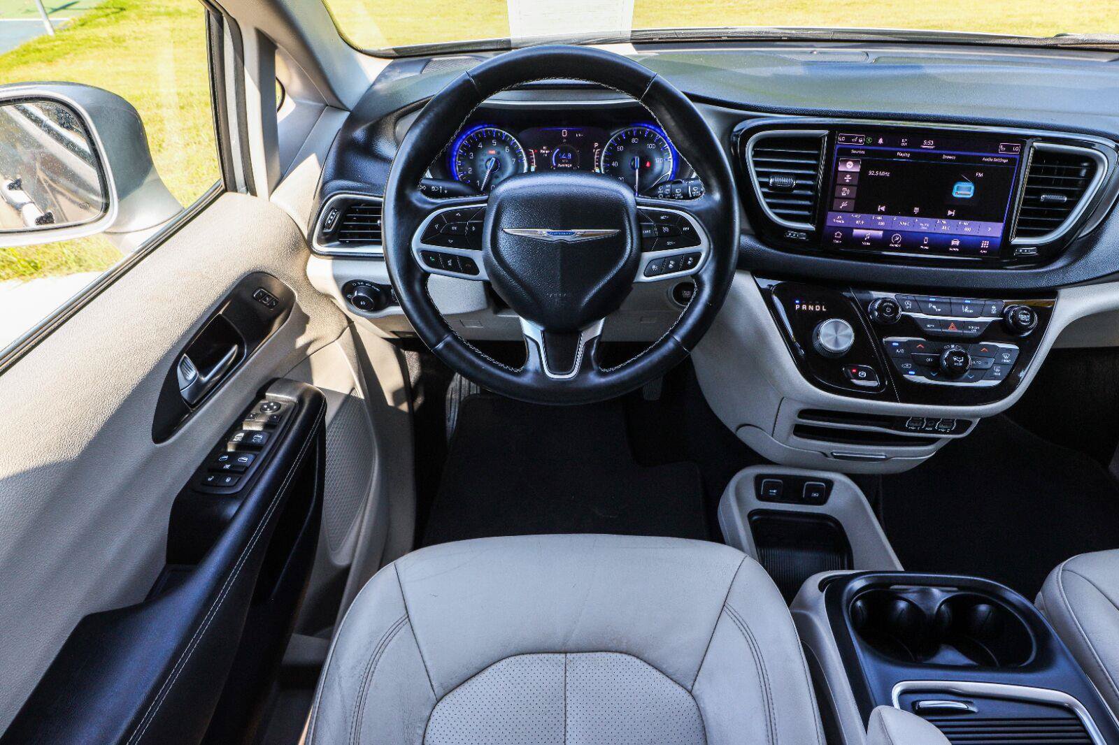 Used 2021 Chrysler Pacifica Touring-L FWD image 25