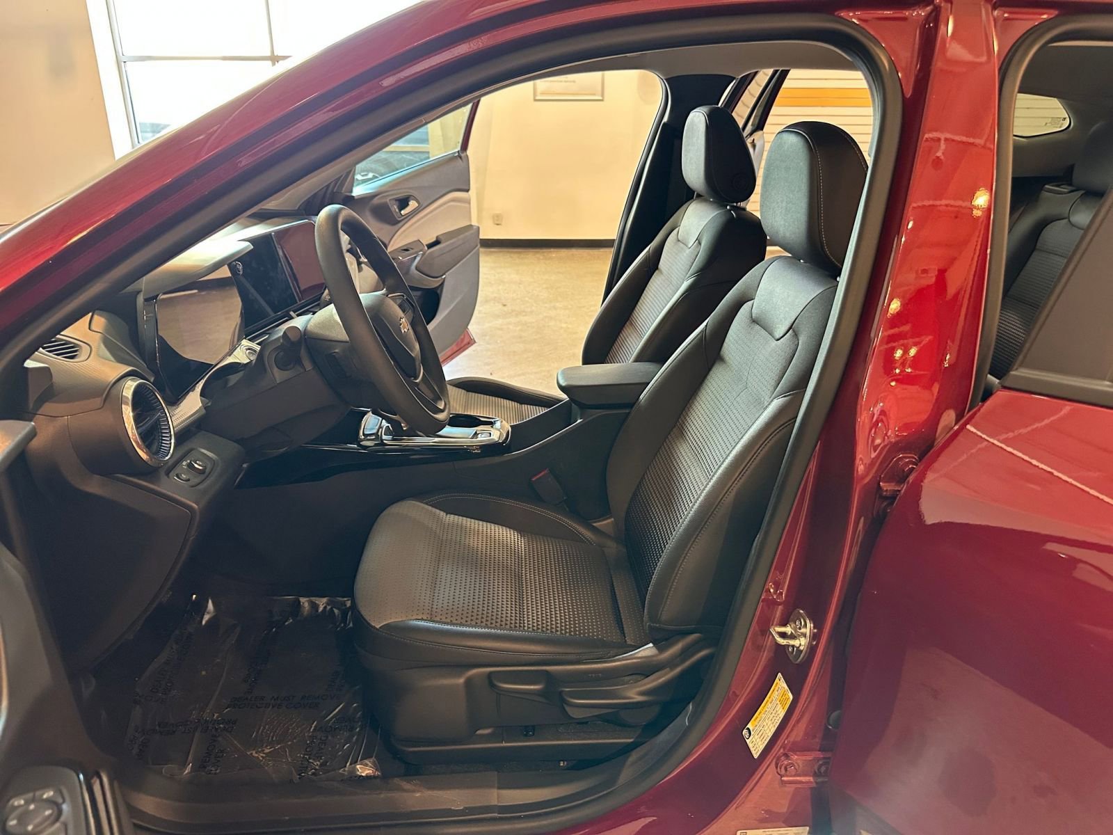 Used 2025 Chevrolet Trax LT FWD image 25
