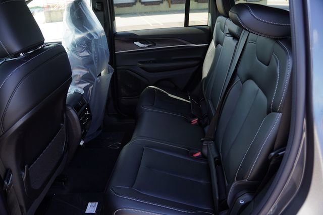 New 2025 Jeep Grand Cherokee Limited w/ Black Appearance Package image 11