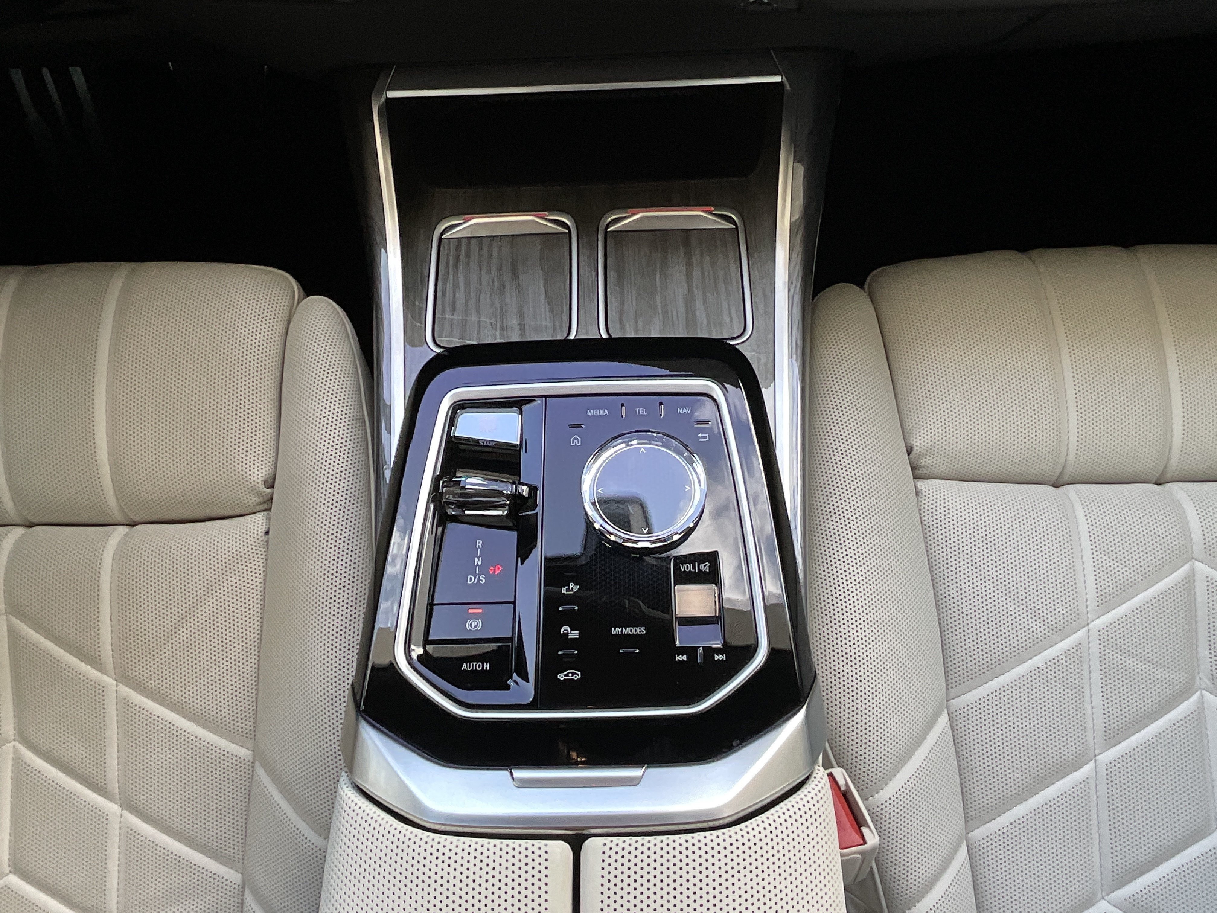 Certified 2024 BMW 760i xDrive w/ Premium Package 2 AWD/4WD image 19