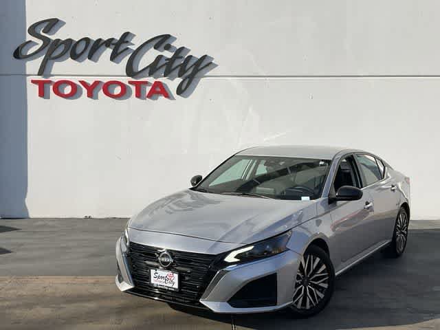 Used 2024 Nissan Altima 2.5 SV FWD image 1