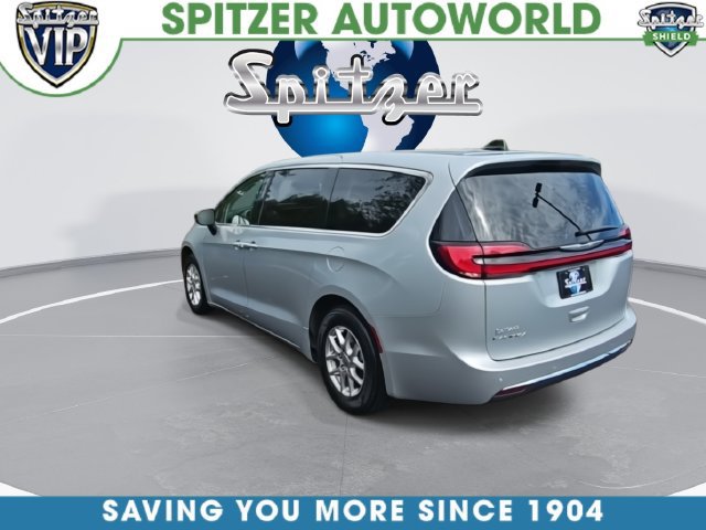 Used 2024 Chrysler Pacifica Touring-L FWD image 8