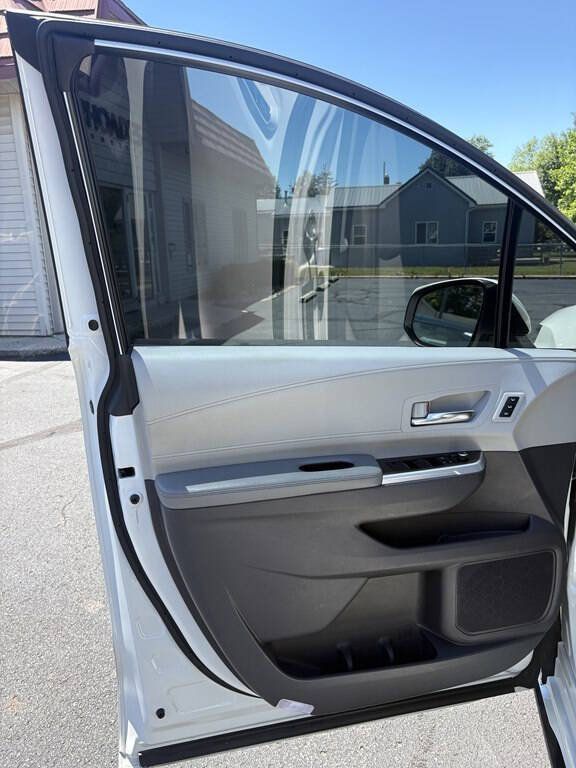 Used 2021 Toyota Sienna Limited FWD image 12
