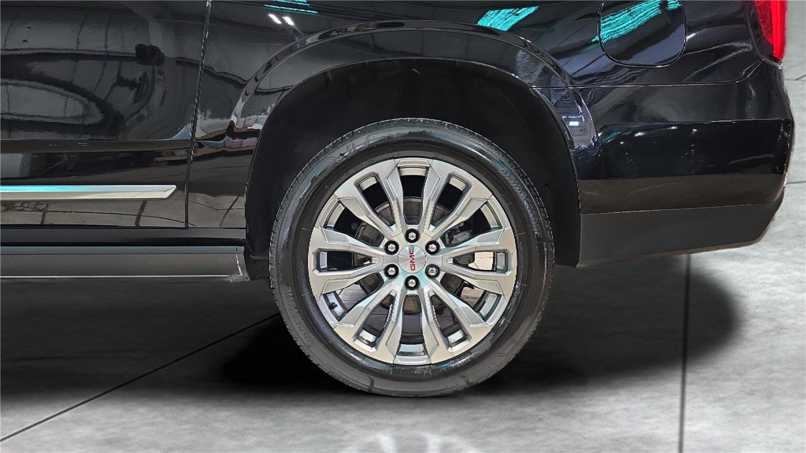 Used 2023 GMC Yukon XL Denali w/ LPO, Floor Liner Package AWD/4WD image 32