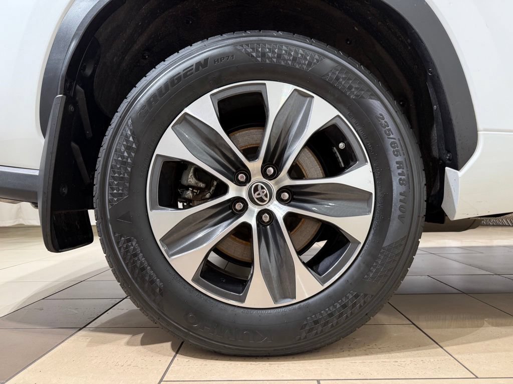 Used 2023 Toyota Highlander XLE AWD/4WD image 9