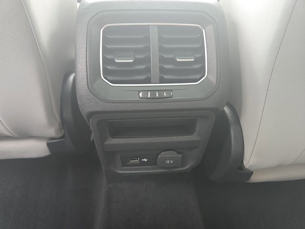 Used 2018 Volkswagen Tiguan SE w/ Panoramic Sunroof Package image 18