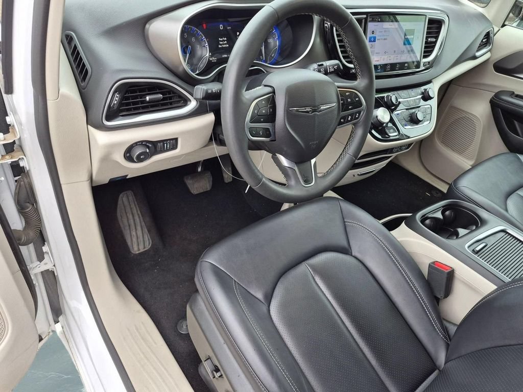 Used 2024 Chrysler Pacifica Touring-L FWD image 12
