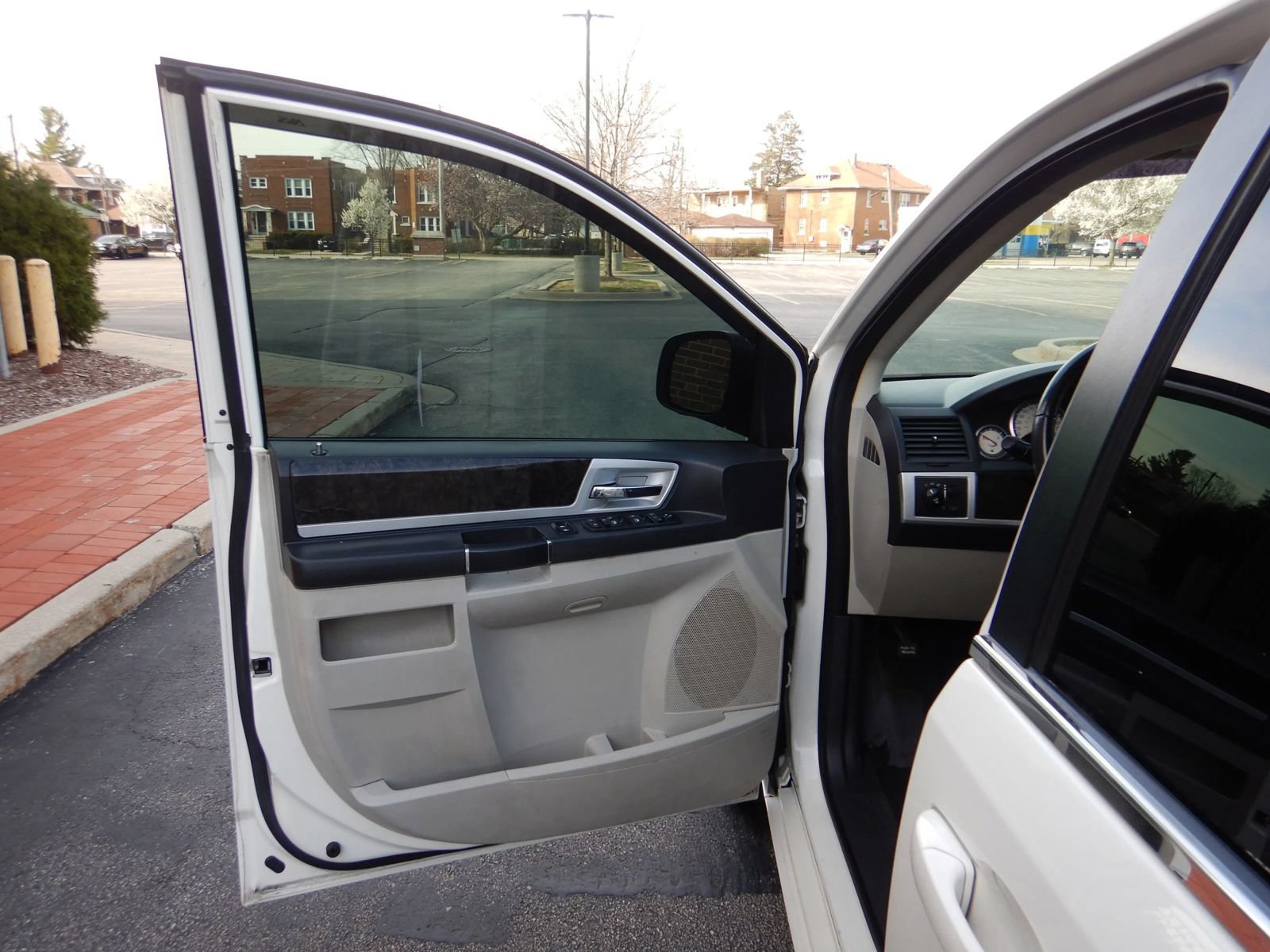 Used 2010 Dodge Grand Caravan SXT FWD image 11