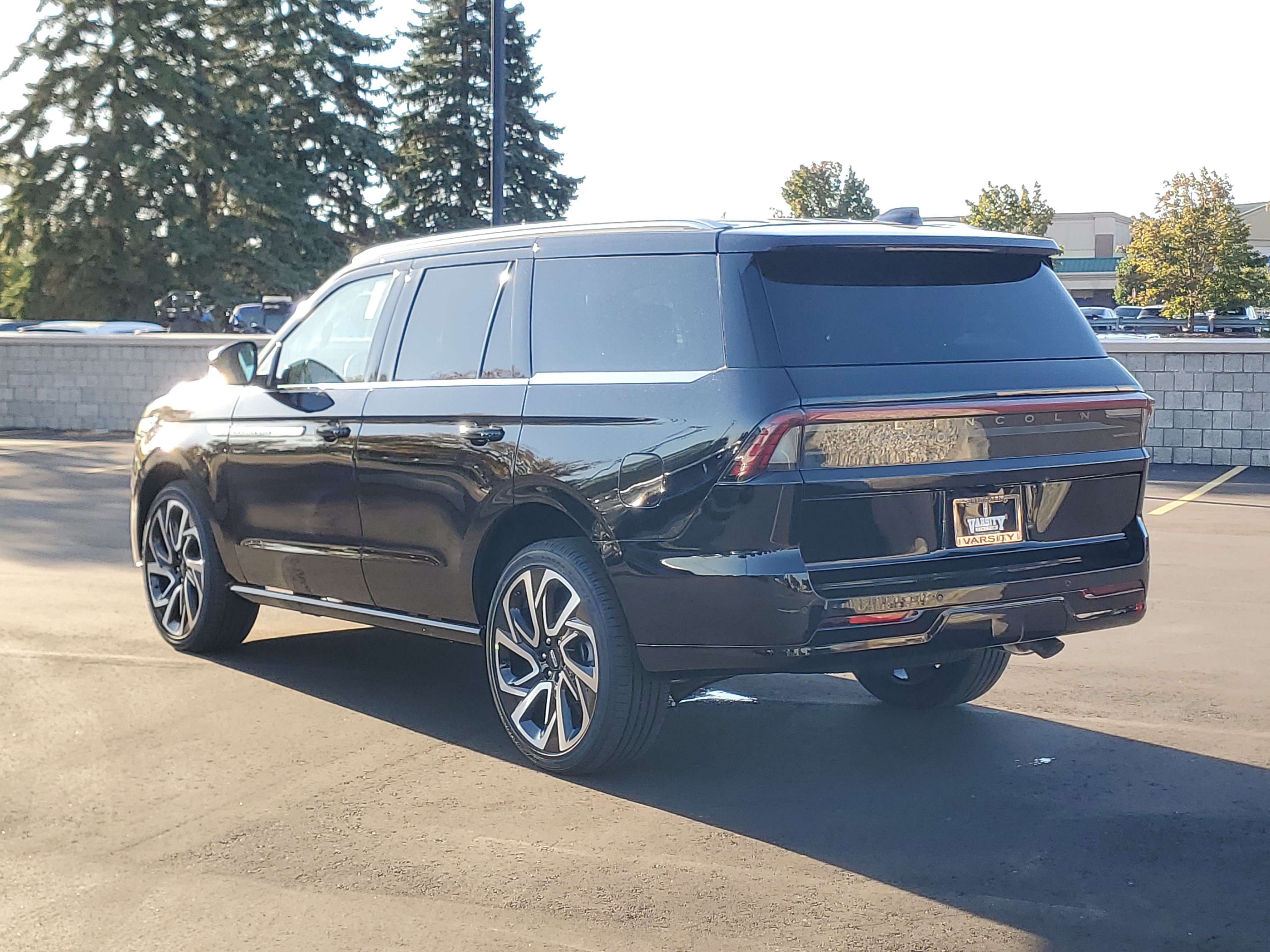 New 2027 Lincoln Navigator Reserve AWD/4WD image 3