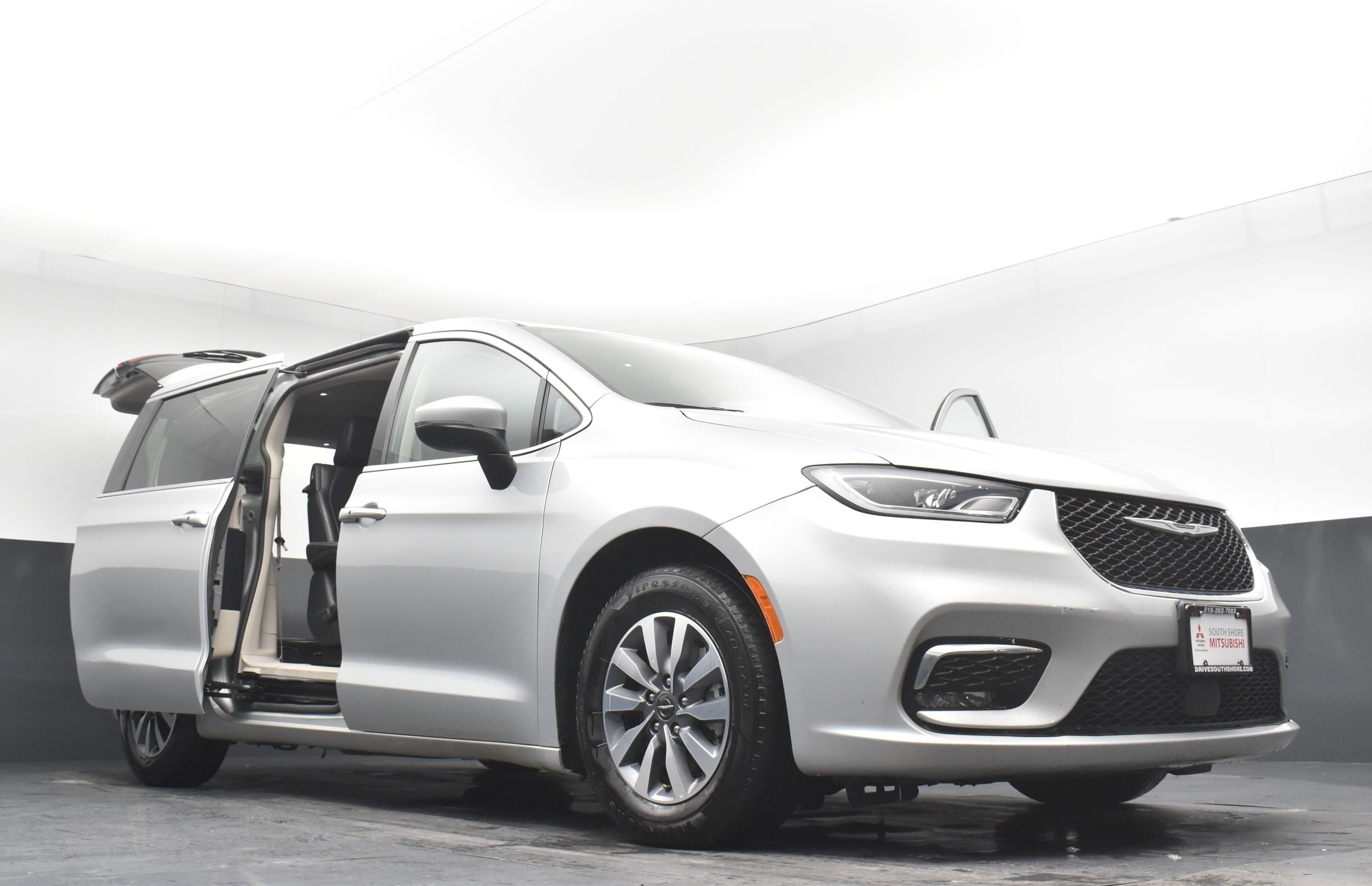 Used 2023 Chrysler Pacifica Touring-L image 33