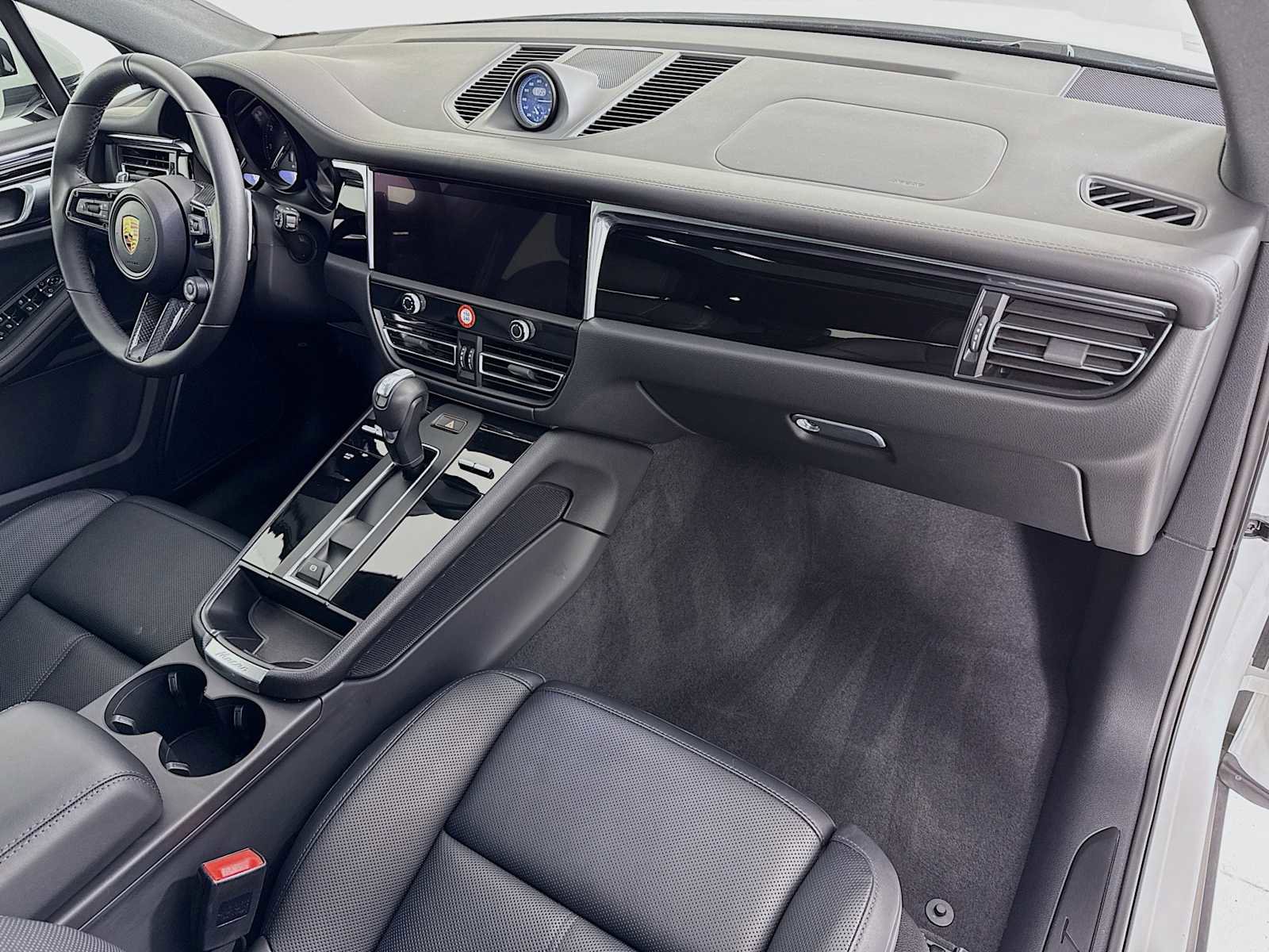 Certified 2025 Porsche Macan T image 31