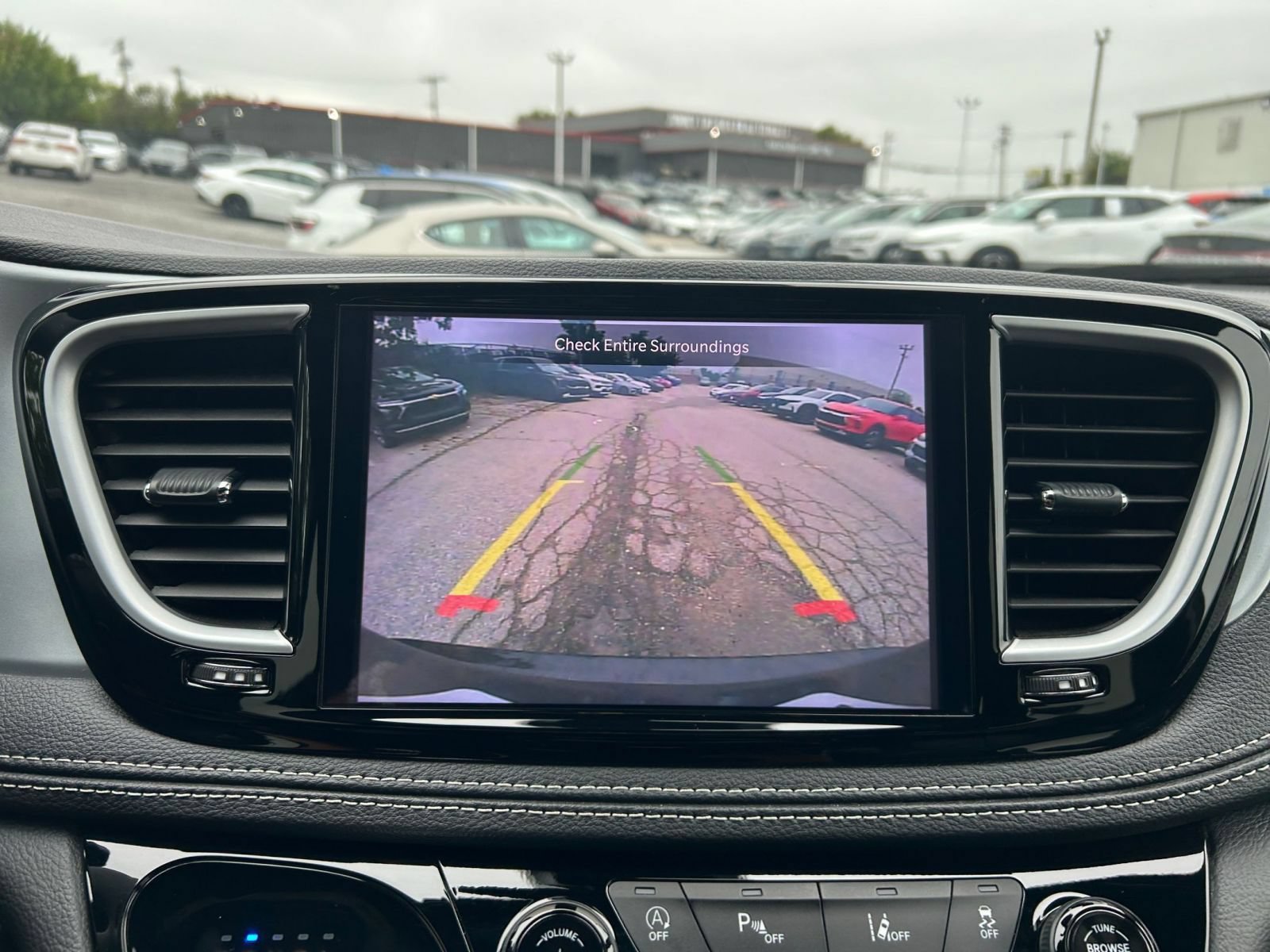 Used 2025 Chrysler Pacifica Limited FWD image 21