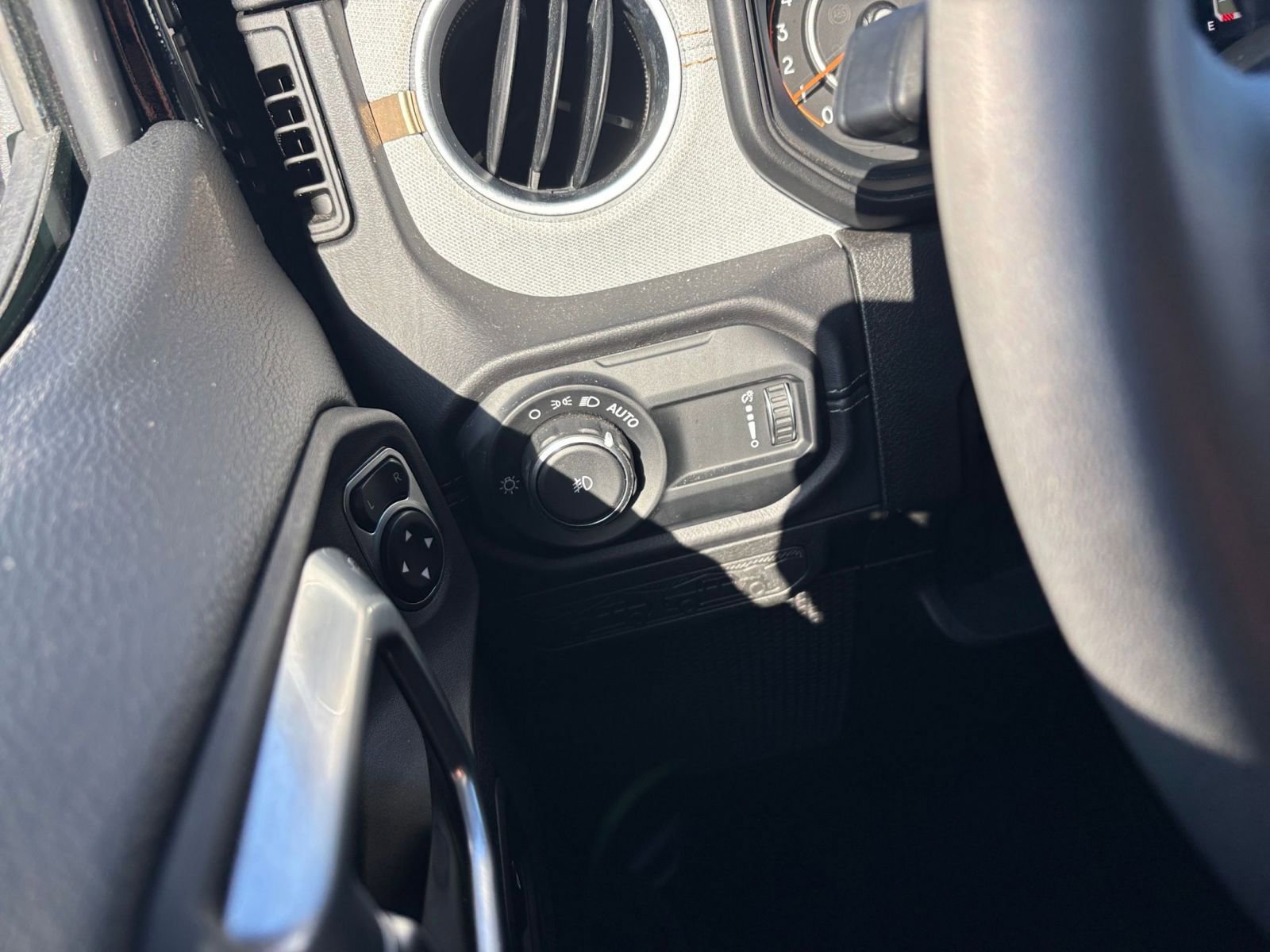 Used 2025 Jeep Wrangler Sahara image 33