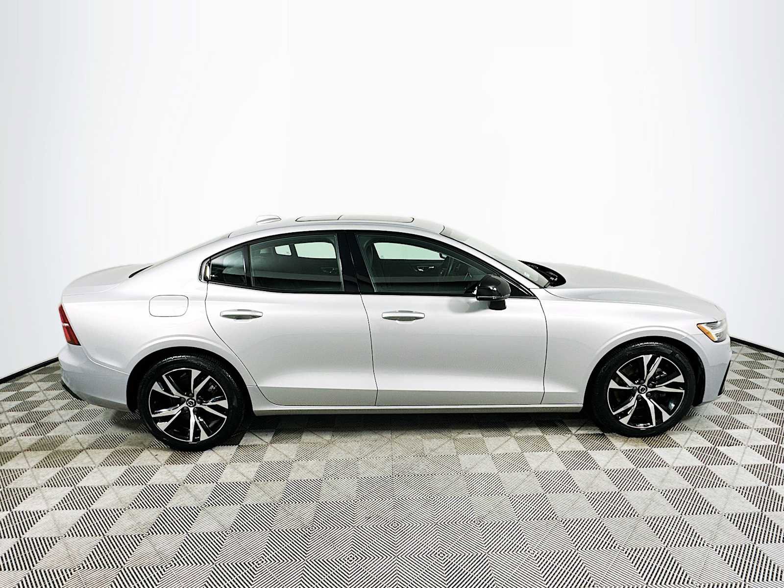 Used 2025 Volvo S60 B5 Core image 8