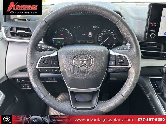 Used 2025 Toyota Sienna XLE FWD image 18