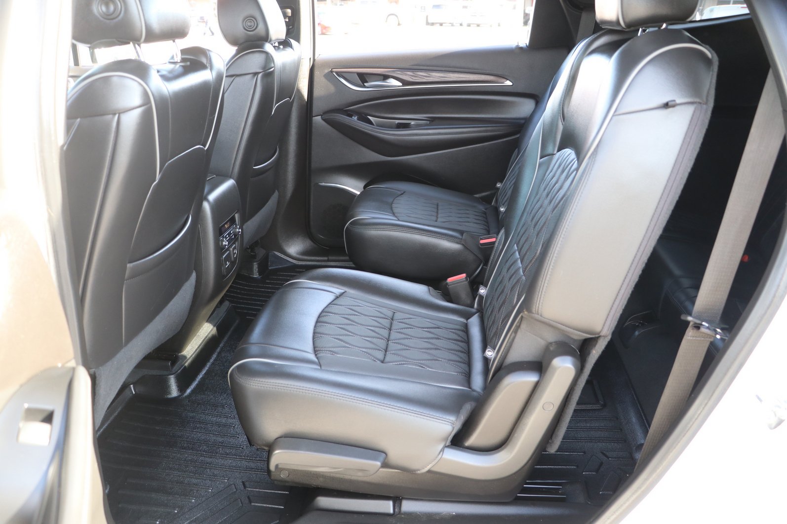 Used 2022 Buick Enclave Avenir w/ Avenir Technology Package AWD/4WD image 30