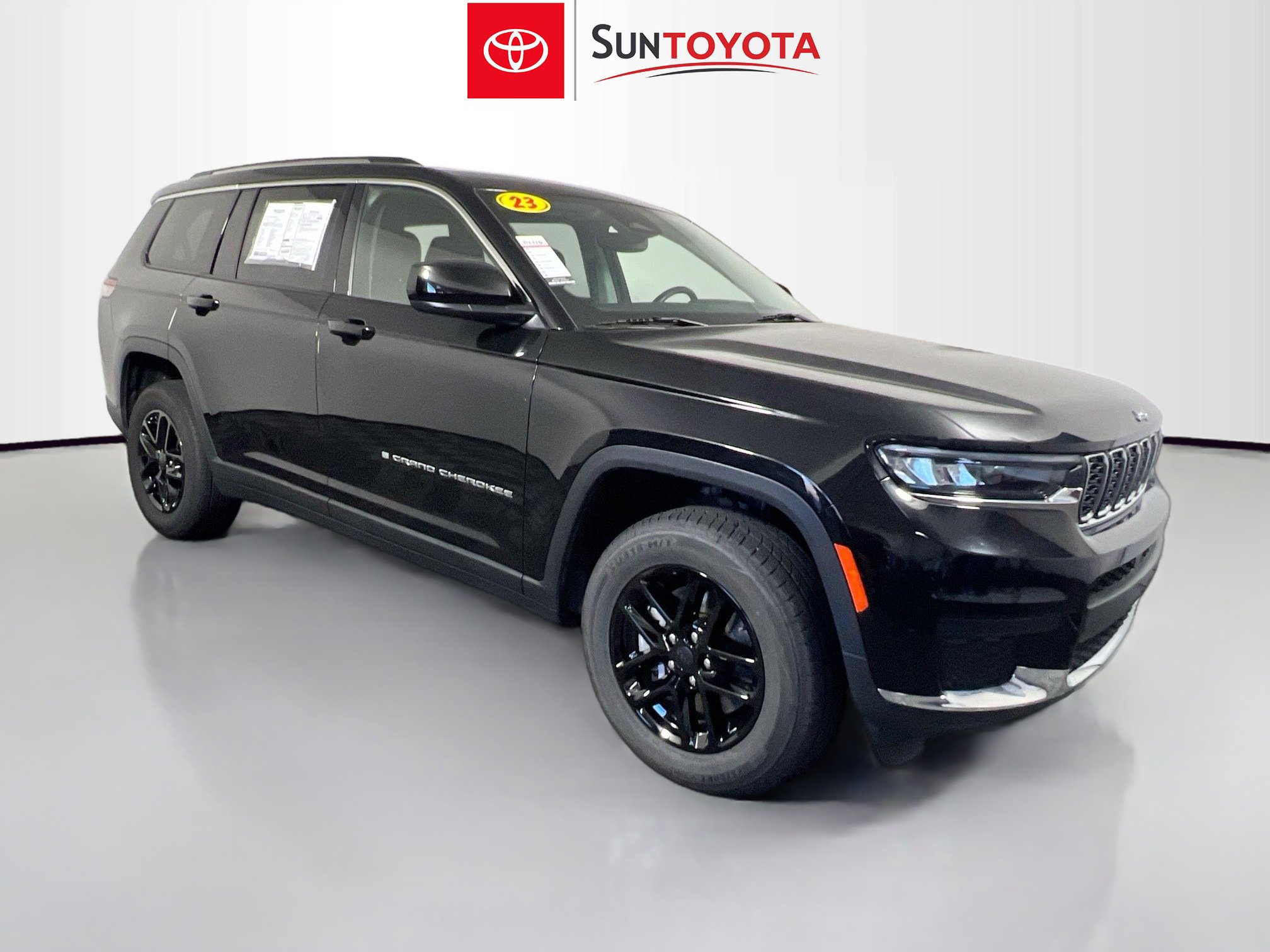 Used 2023 Jeep Grand Cherokee L Laredo RWD image 1