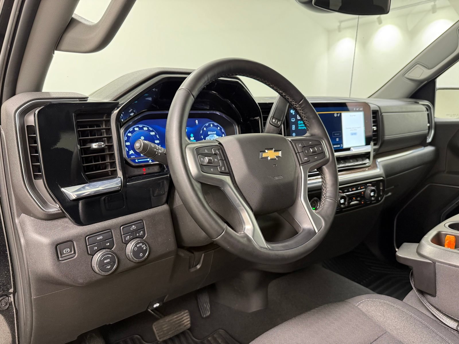 Used 2023 Chevrolet Silverado 1500 LT AWD/4WD image 16