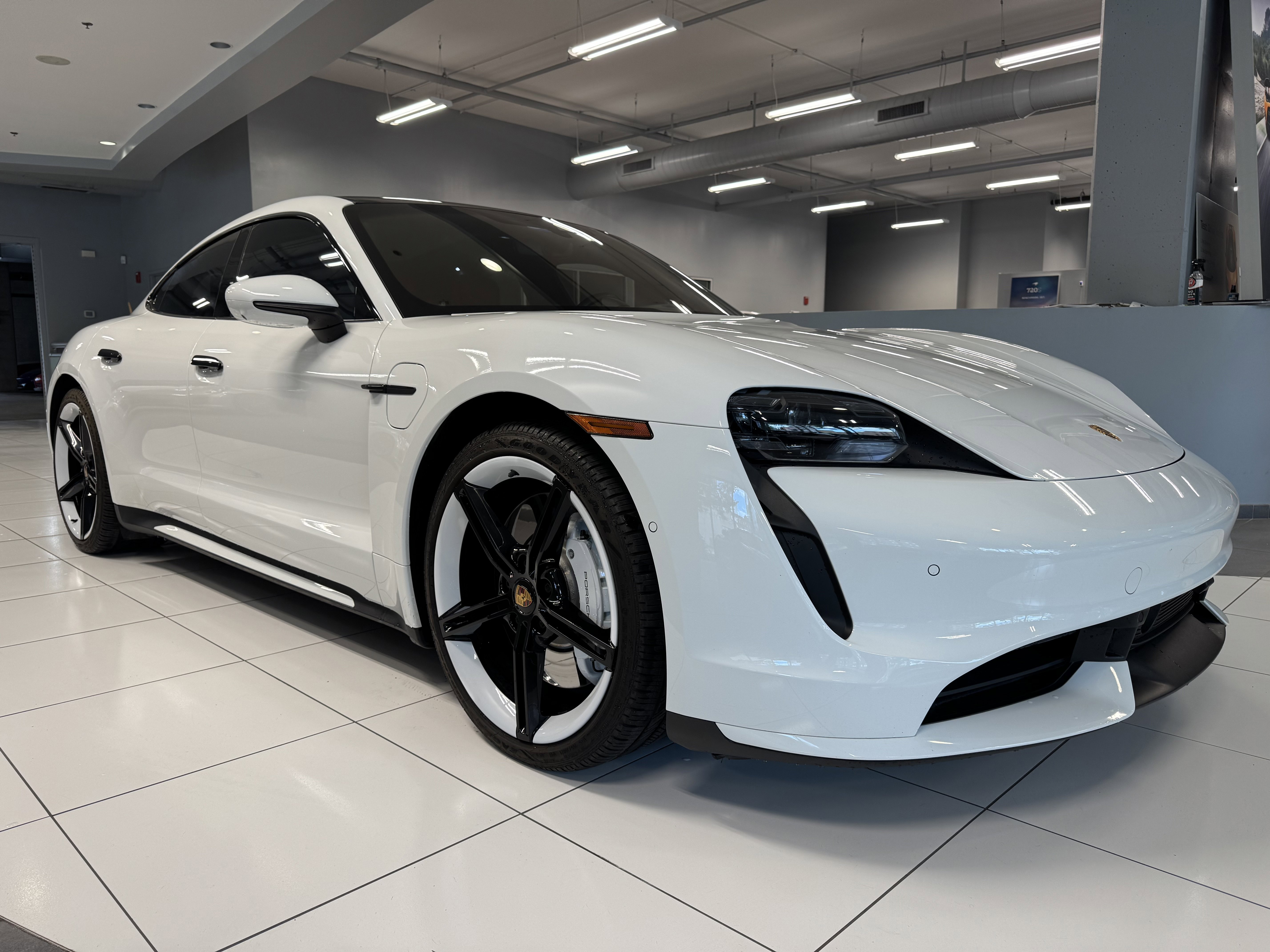Used 2022 Porsche Taycan image 7