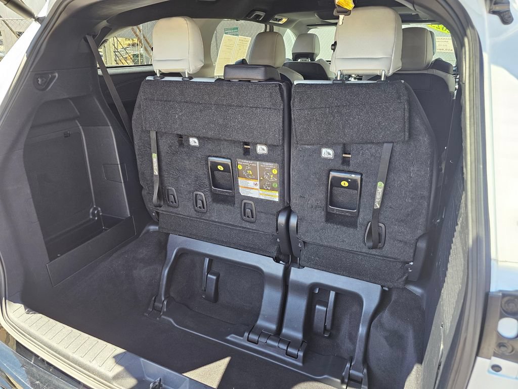 Used 2025 Toyota Sienna XSE AWD/4WD image 15
