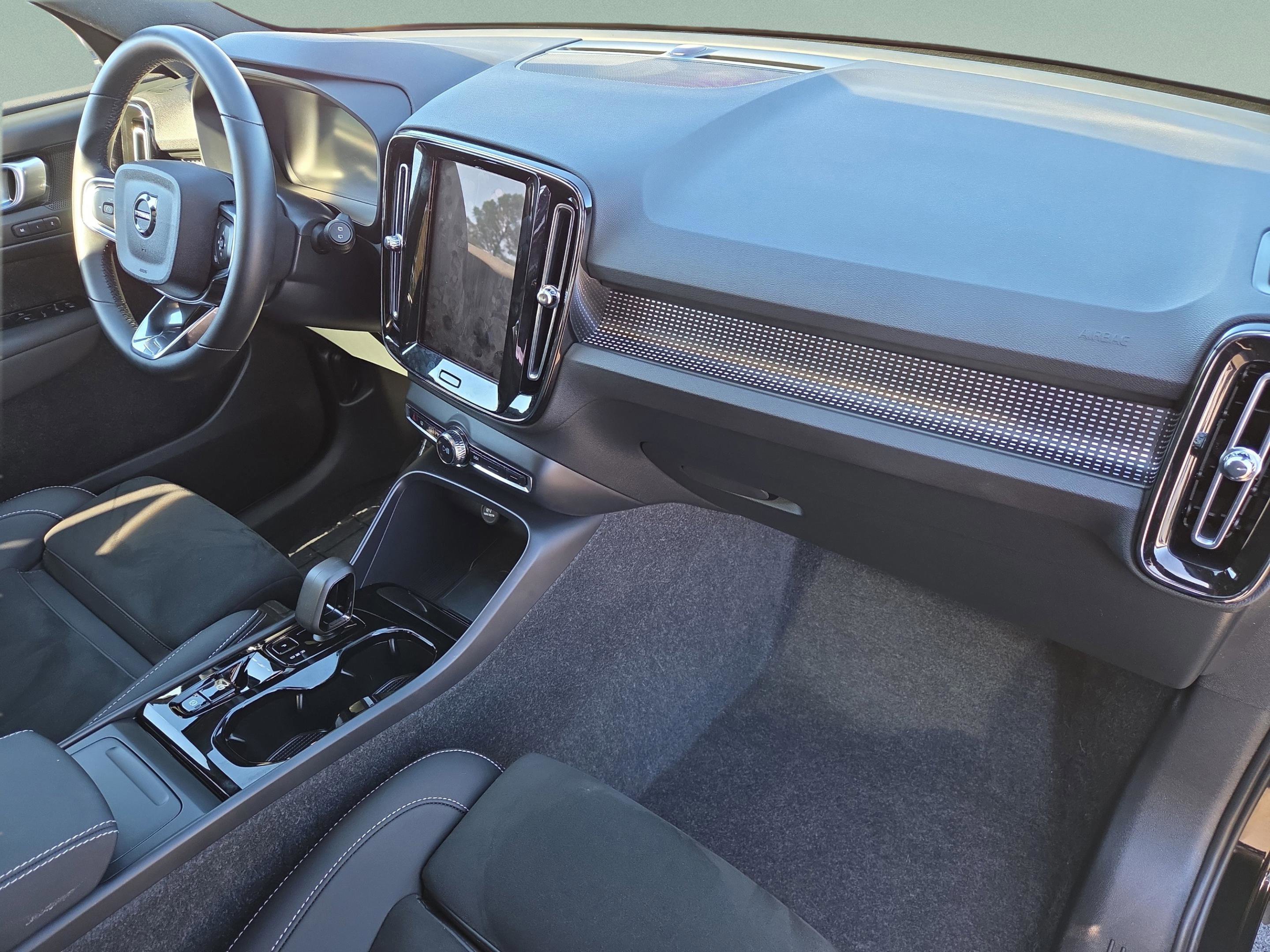 Used 2025 Volvo XC40 B5 Plus image 36