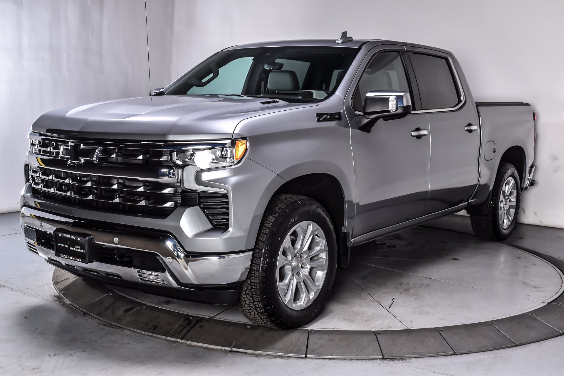 Used 2024 Chevrolet Silverado 1500 LTZ w/ LTZ Premium Package AWD/4WD image 3