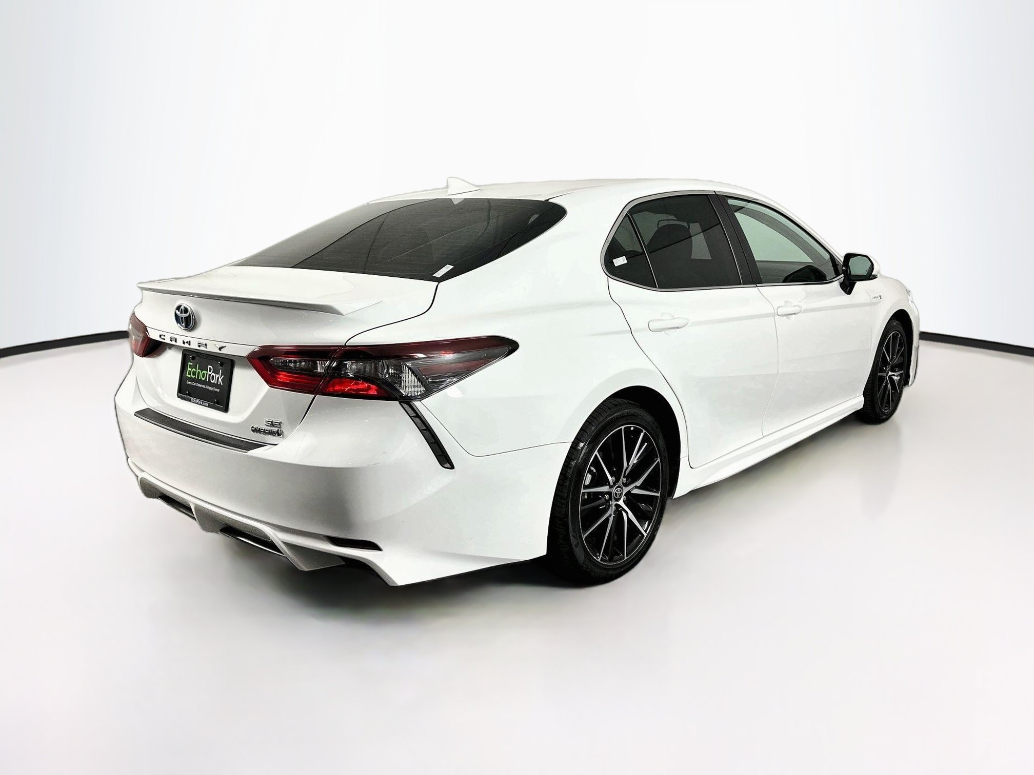 Used 2021 Toyota Camry SE w/ Cold Weather Package FWD image 9
