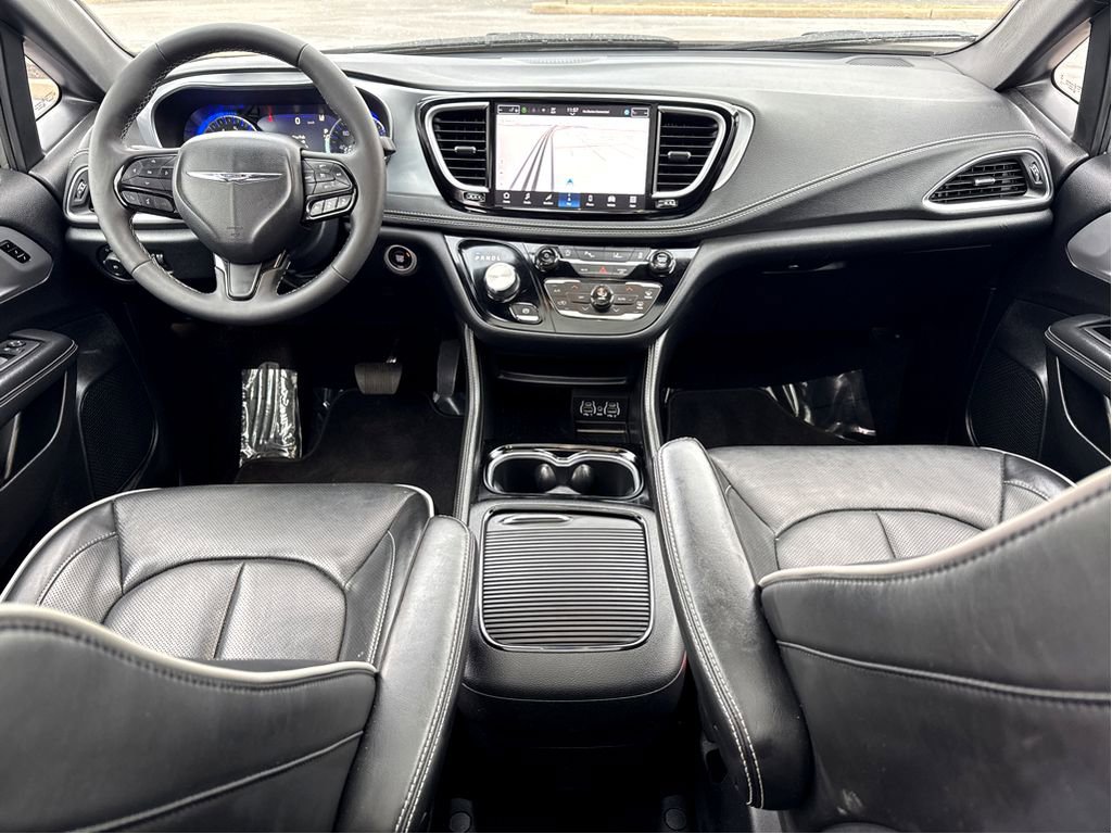 Used 2025 Chrysler Pacifica Limited image 14