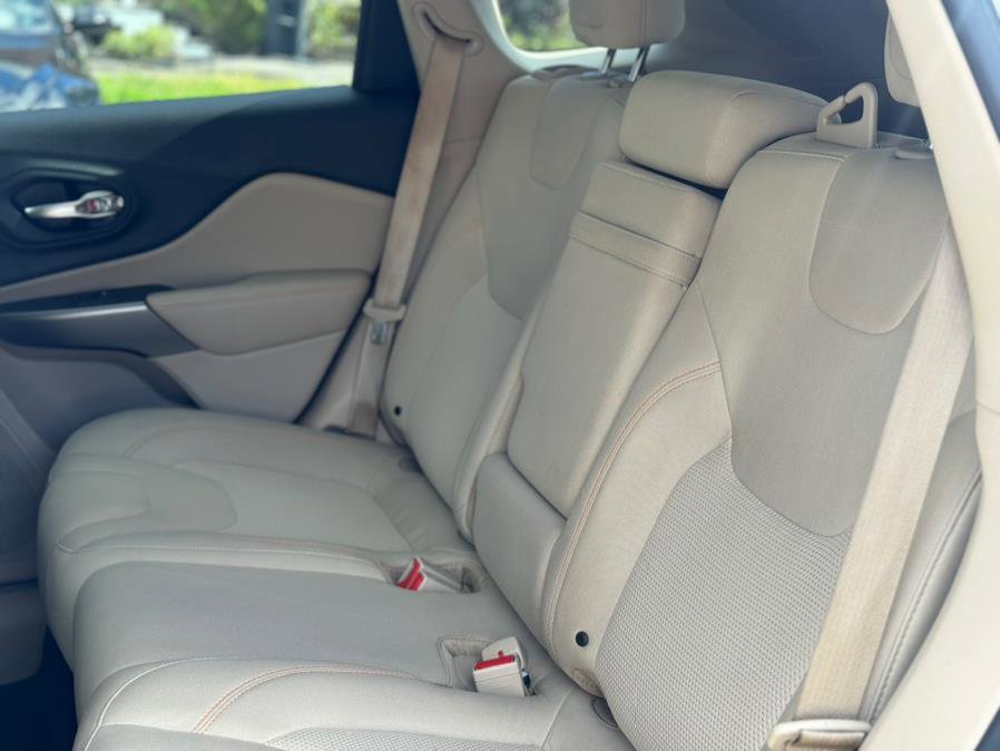 Used 2019 Jeep Cherokee Latitude w/ Cold Weather Group image 14