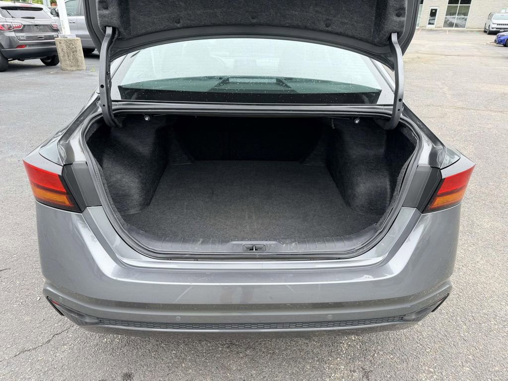 Used 2025 Nissan Altima 2.5 SV FWD image 14