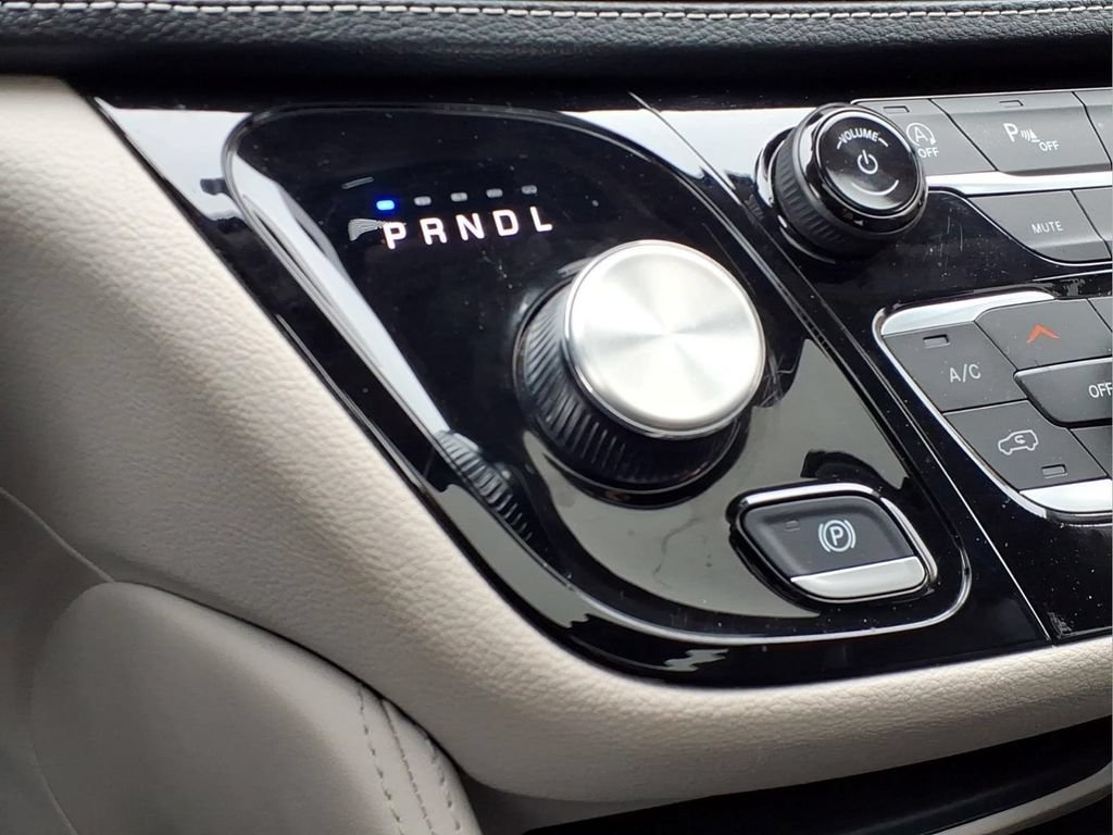 Used 2024 Chrysler Pacifica Limited FWD image 16