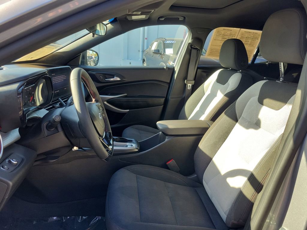 Used 2024 Chevrolet Trax RS w/ Sunroof Package image 17