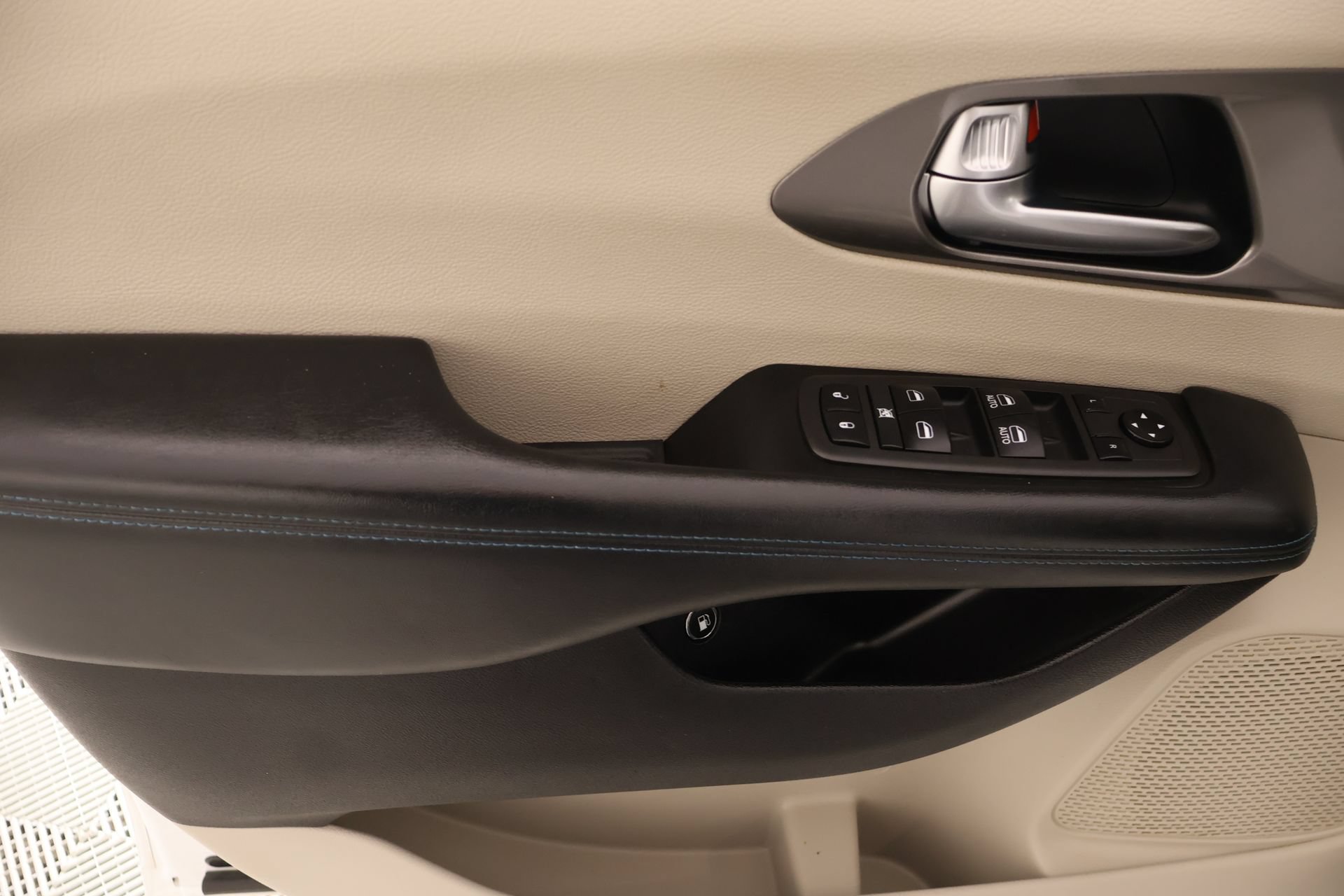 Used 2021 Chrysler Pacifica Touring-L FWD image 17