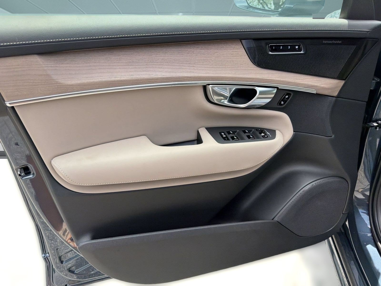 New 2026 Volvo XC90 B6 Plus w/ Protection Package Premier AWD/4WD image 13