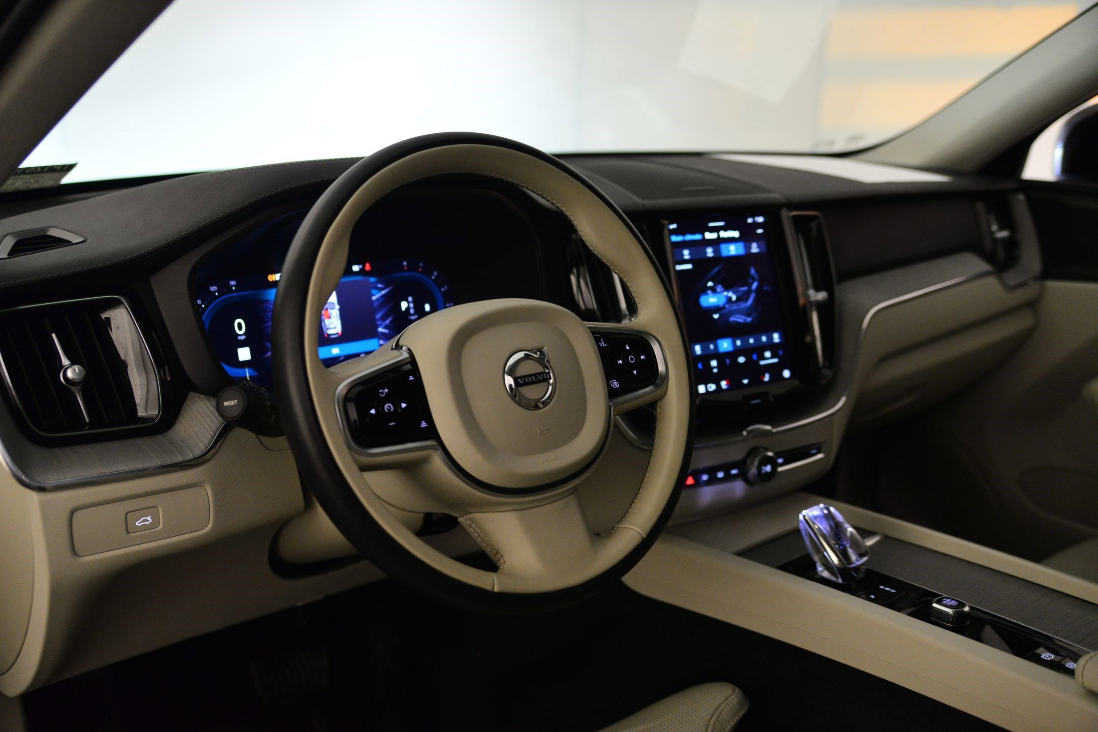 Used 2023 Volvo XC60 B5 Ultimate w/ Climate Package image 27