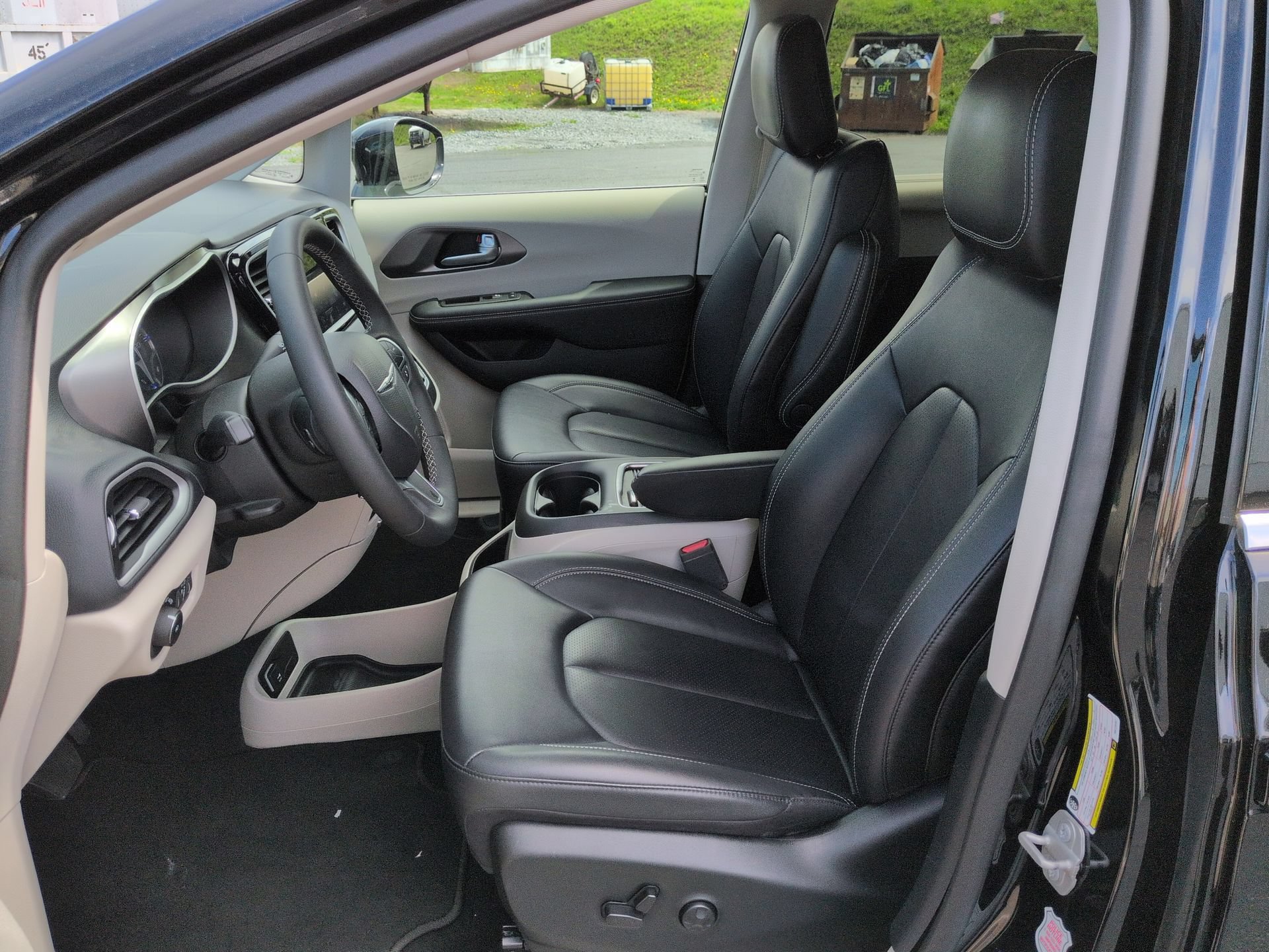 Used 2024 Chrysler Pacifica Touring-L FWD image 18