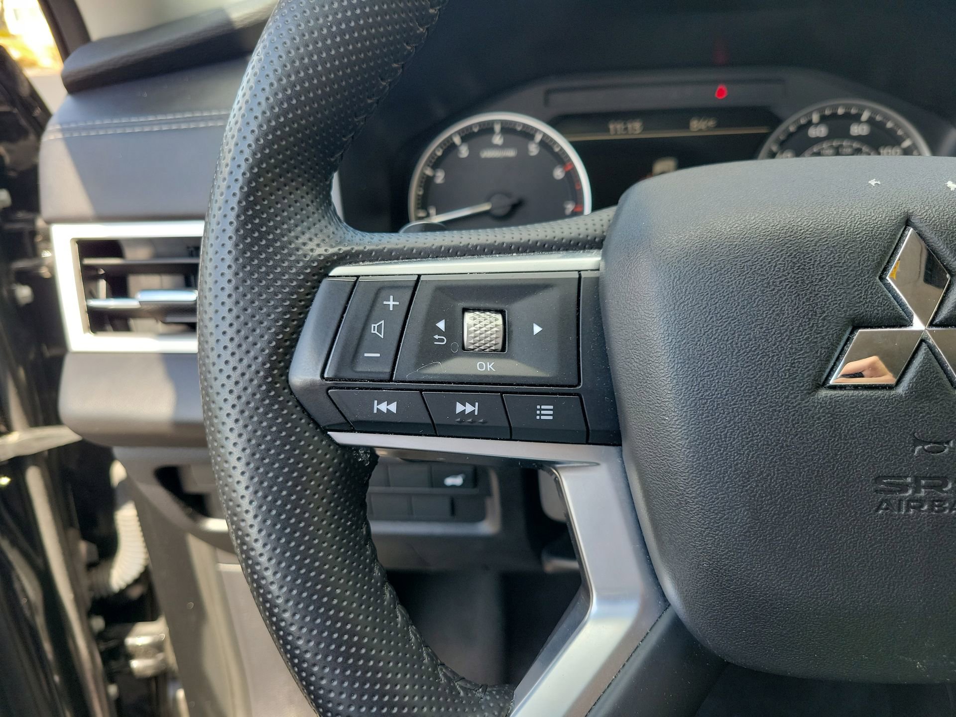 Used 2025 Mitsubishi Outlander AWD image 30