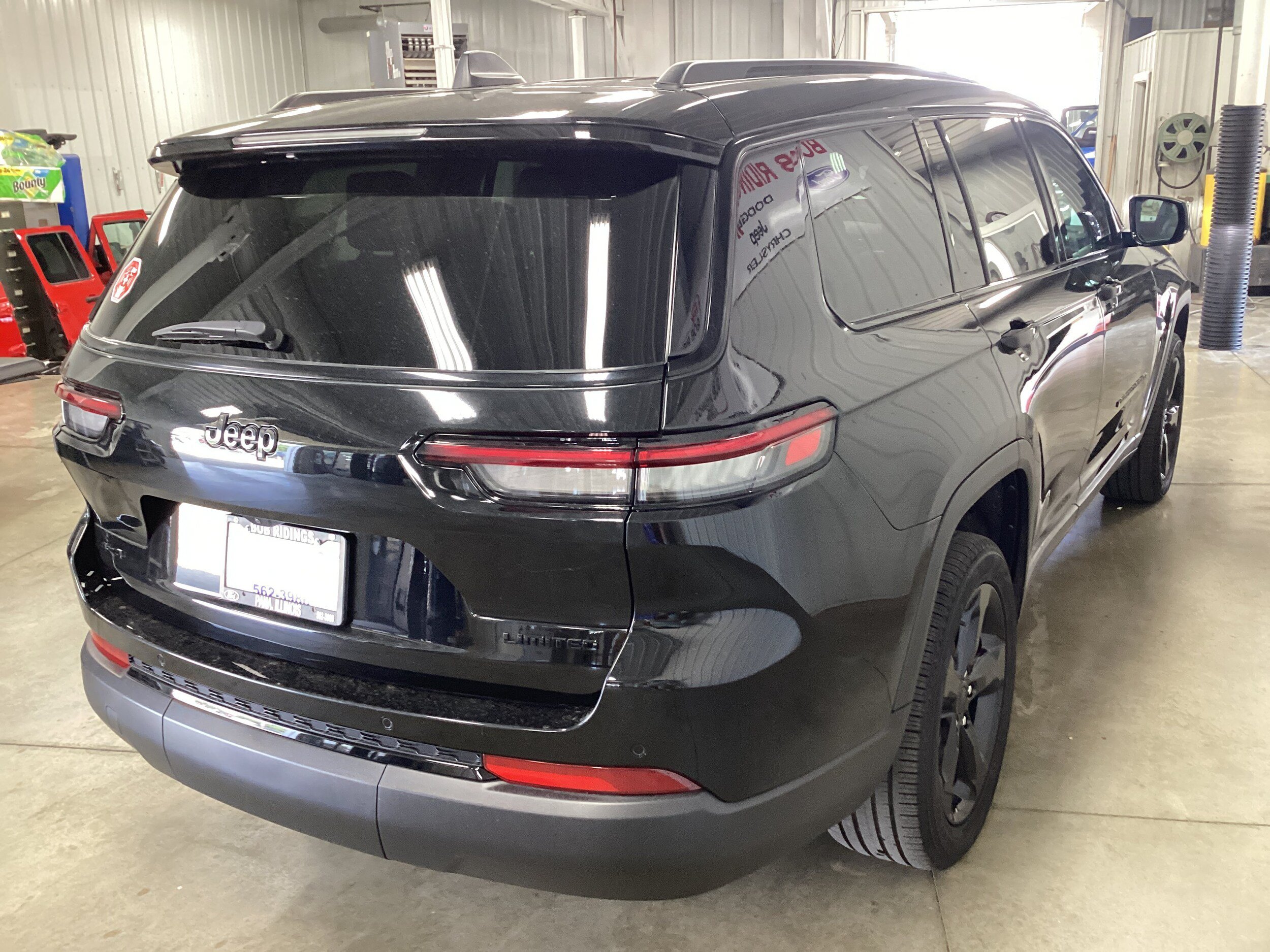 Used 2025 Jeep Grand Cherokee L Limited w/ Black Appearance Package AWD/4WD image 7