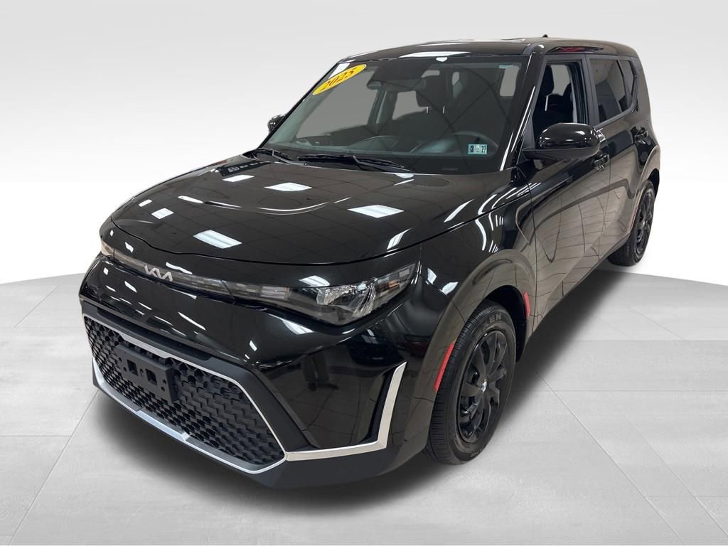 Used 2025 Kia Soul LX FWD image 2