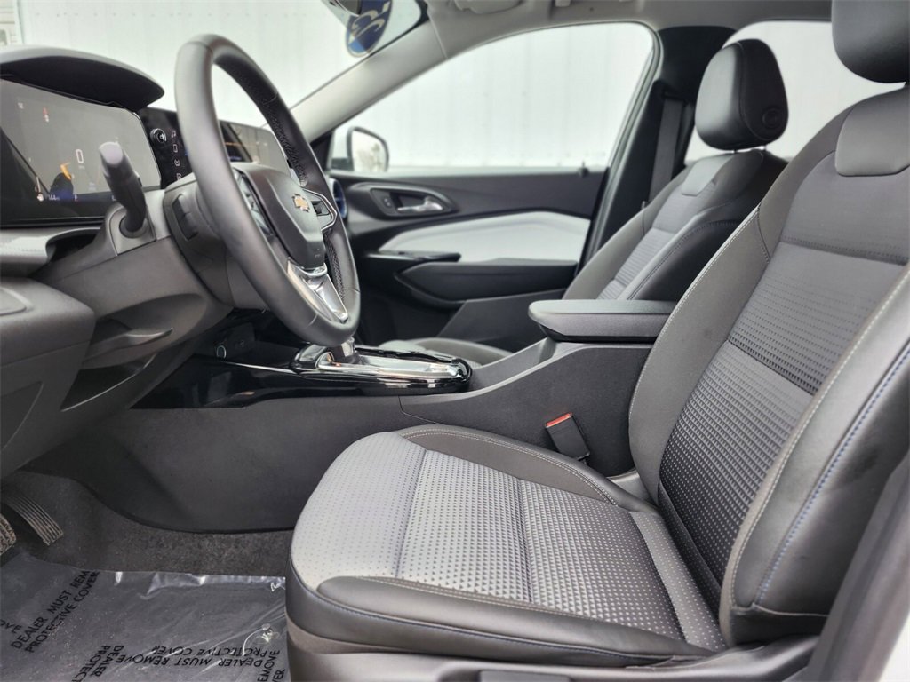 Used 2025 Chevrolet Trax LT w/ Sunroof Package image 16