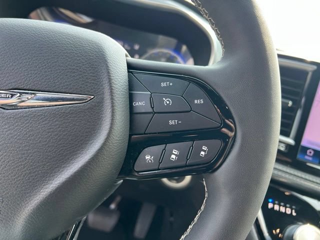 Used 2025 Chrysler Pacifica Limited FWD image 15