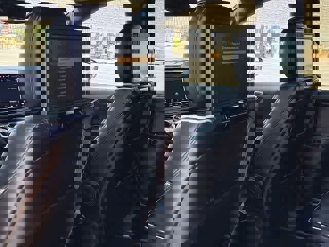 Used 2022 Chrysler Pacifica Limited w/ Uconnect Theater Family Group image 16