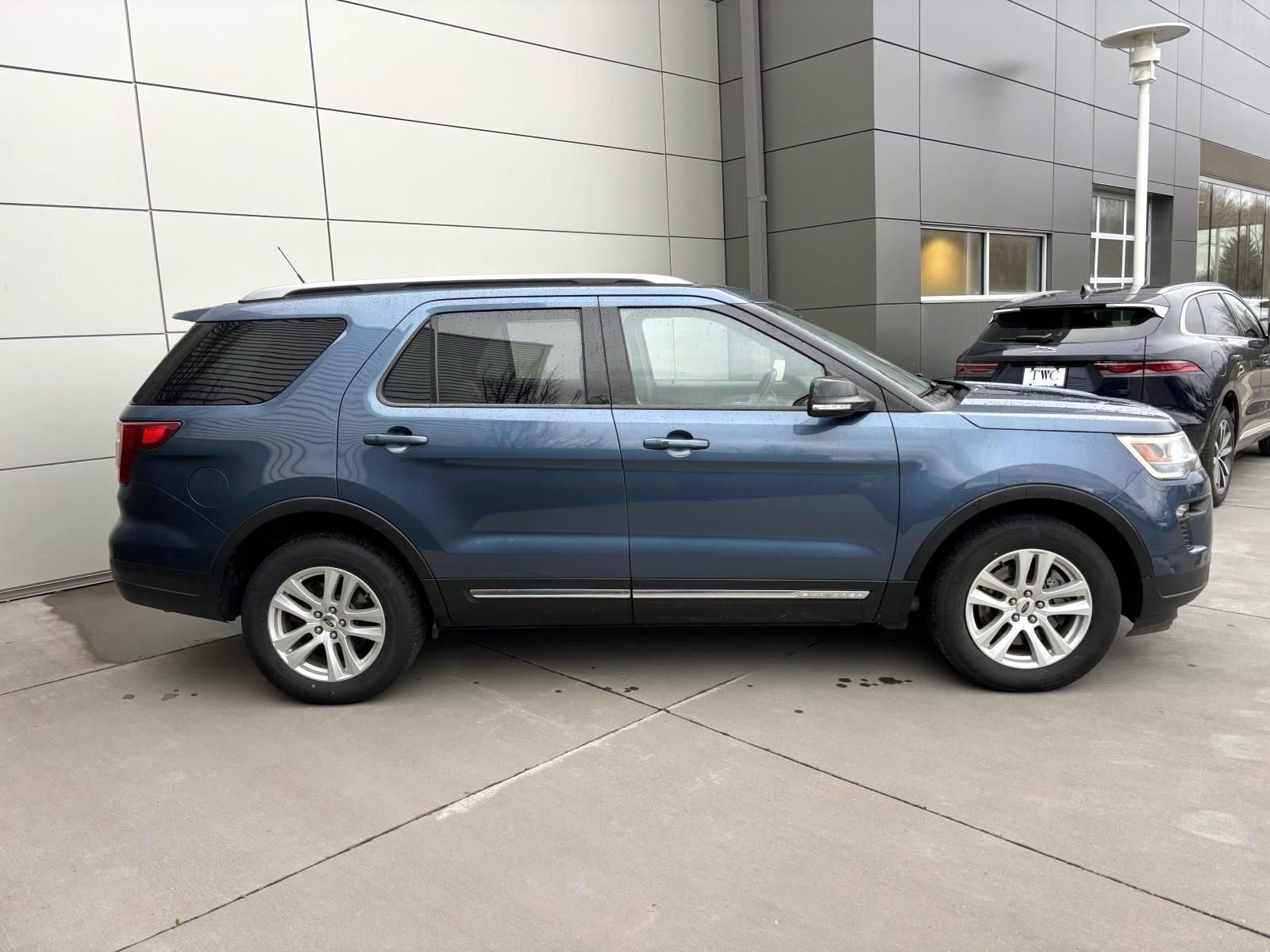 Used 2018 Ford Explorer XLT w/ Equipment Group 202A image 4