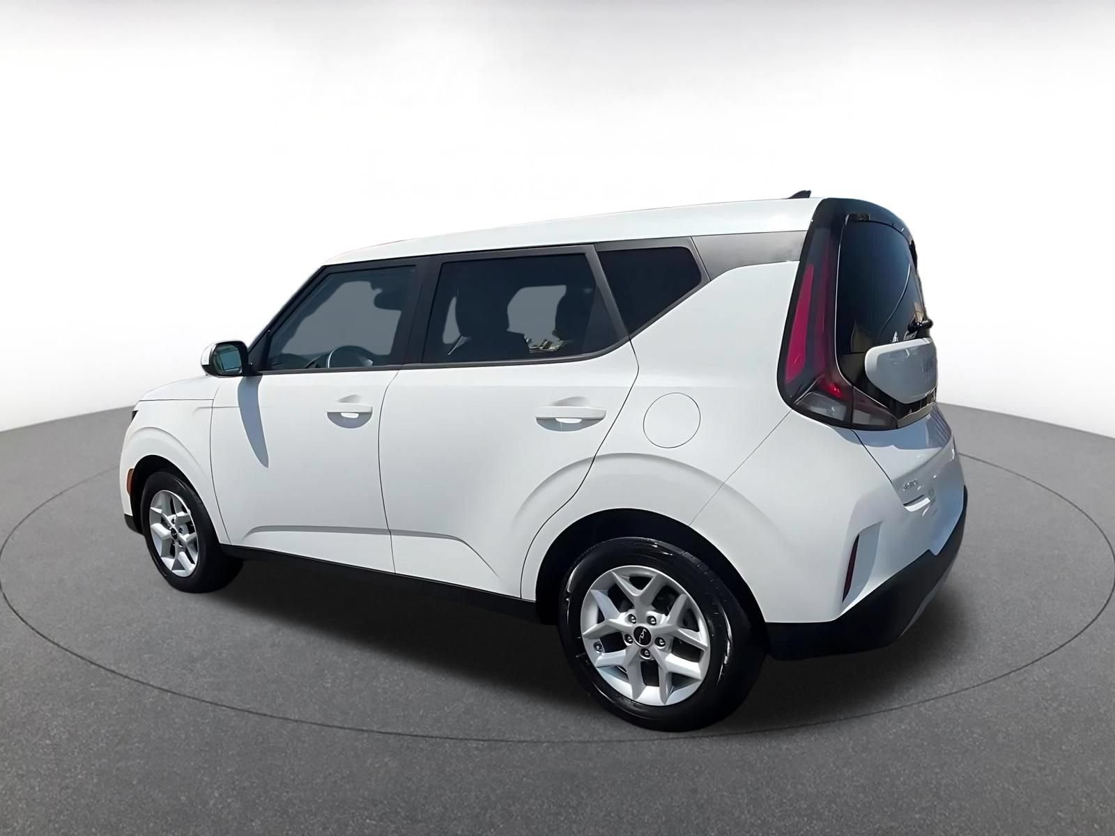 Used 2025 Kia Soul LX w/ LX Technology Package FWD image 10