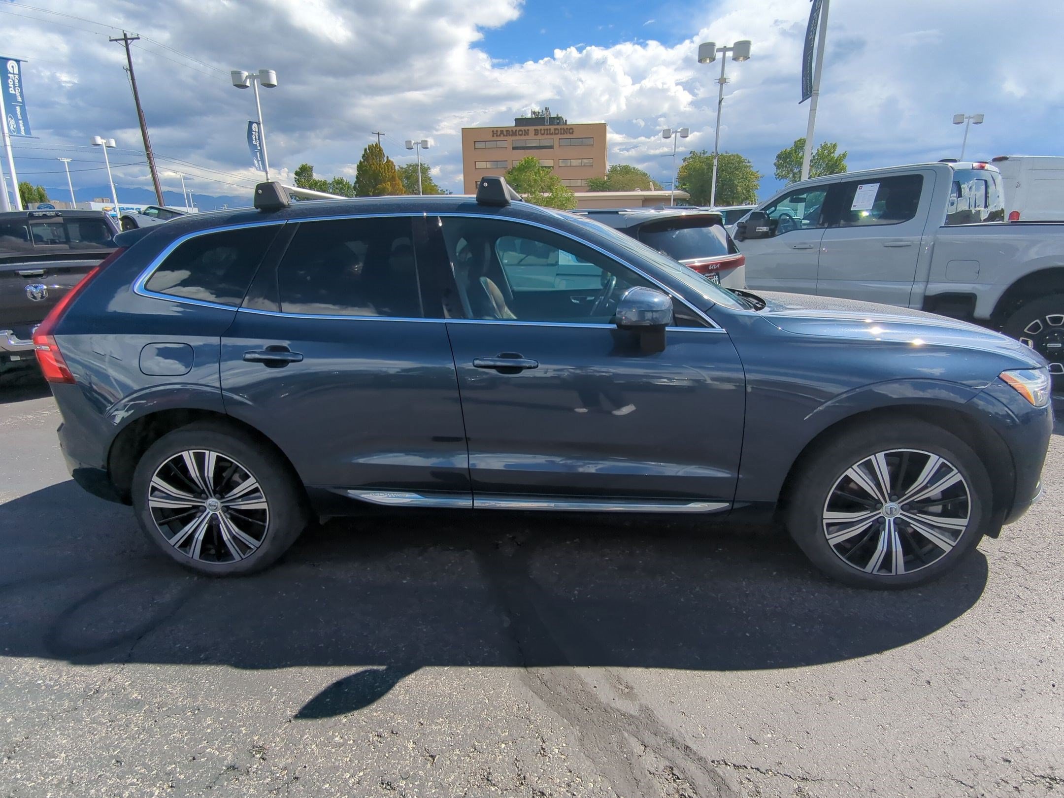 Used 2022 Volvo XC60 T8 Inscription w/ Advanced Package AWD/4WD image 2