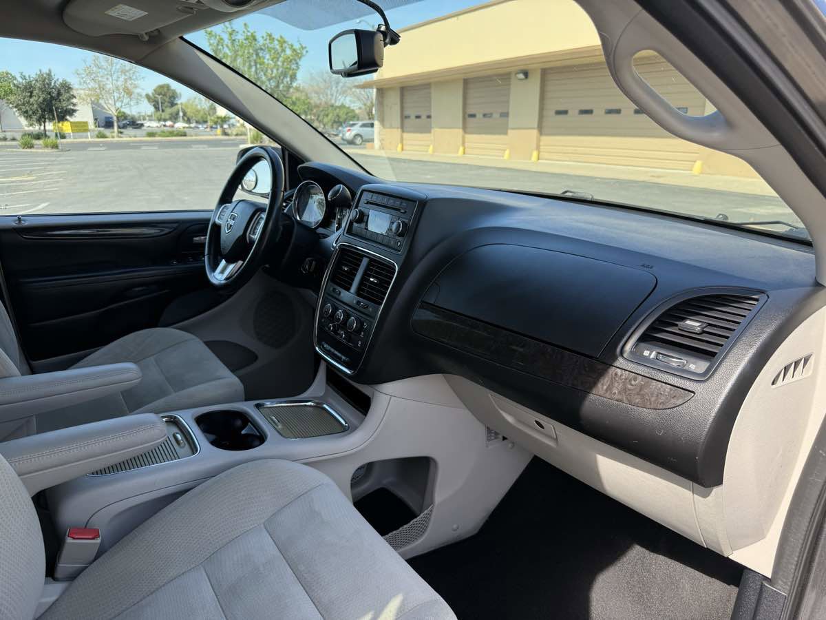 Used 2016 Dodge Grand Caravan SXT w/ UConnect Hands-Free Group image 17