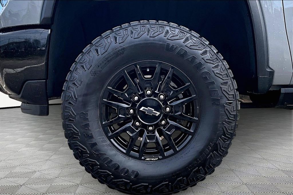 Used 2024 Chevrolet Silverado 2500 ZR2 w/ Technology Package image 9