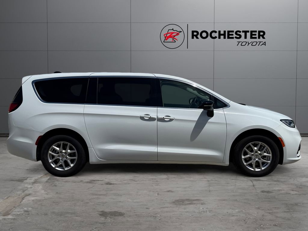 Used 2024 Chrysler Pacifica Touring-L FWD image 6