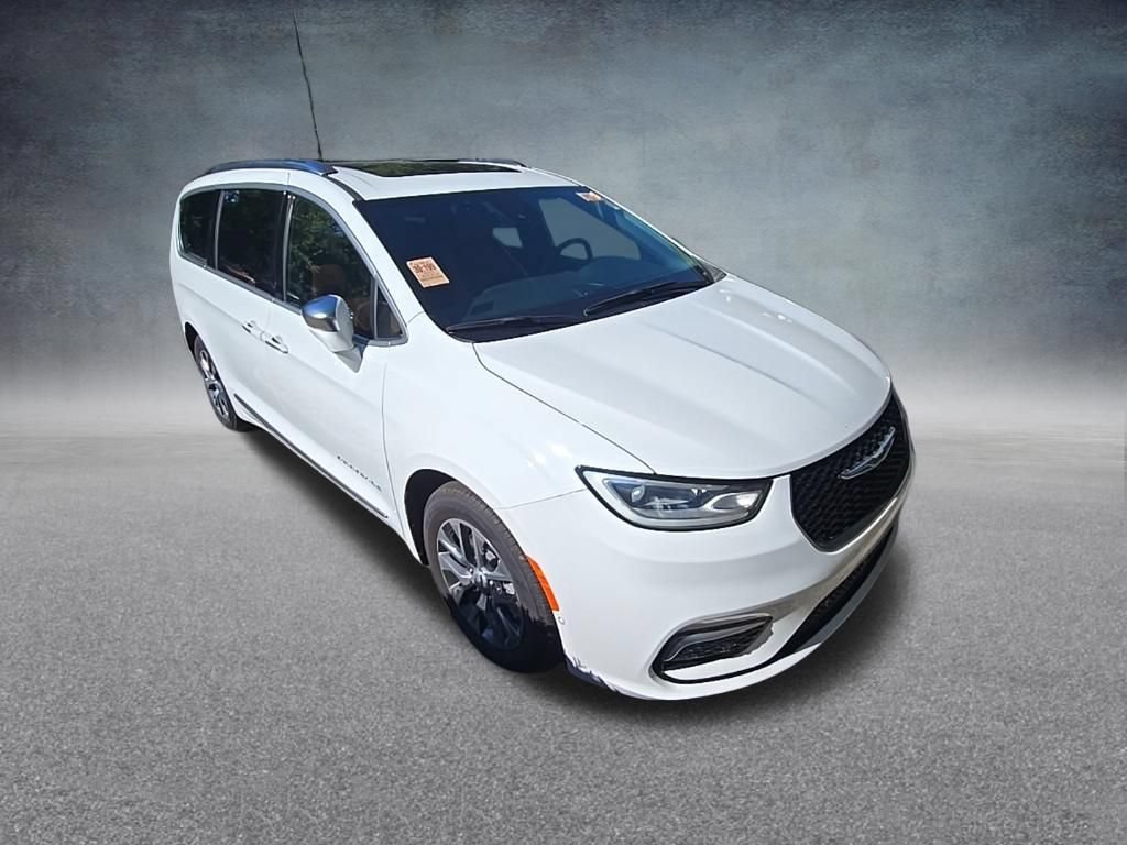 Used 2024 Chrysler Pacifica Pinnacle FWD image 2