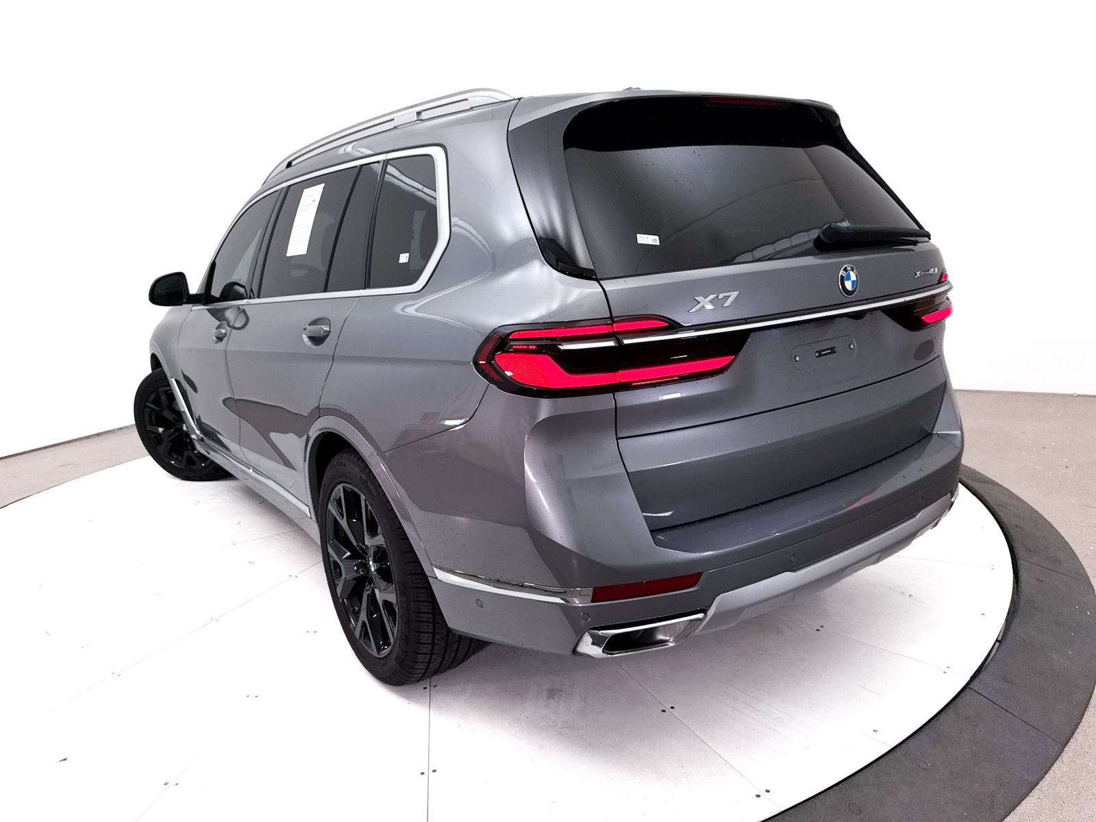 Used 2024 BMW X7 xDrive40i w/ Premium Package AWD/4WD image 9